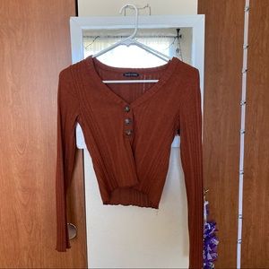 LONG SLEEVE WOVEN CROP TOP WITH BUTTON DETAILS